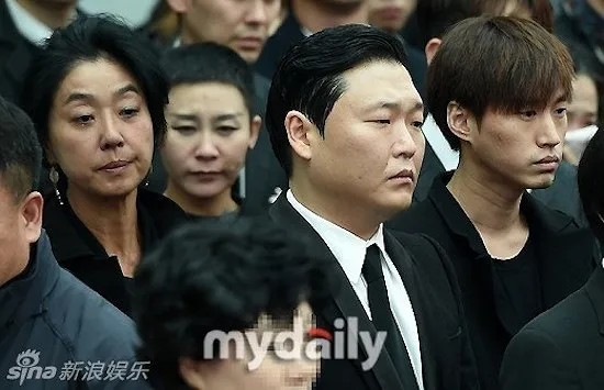 PSY tak kuasa menahan tangis saat menghadiri pemakaman Shin Hae Chul @mydaily.com