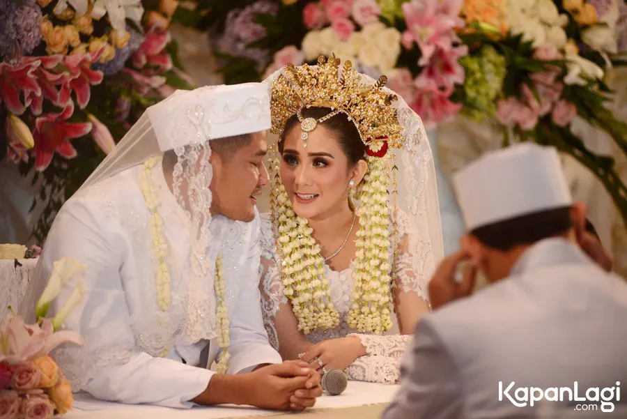 Redi dan Dea berterima kasih atas doa yang diberikan kepada undangan/©KapanLagi.com®/Bayu Herdianto