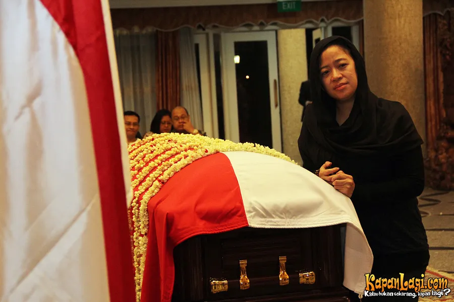 Puan Maharani di samping jenazah ayahnya