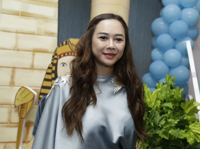 Aura Kasih belajar masak dari ibu tercinta. © KapanLagi.com/Agus Apriyanto