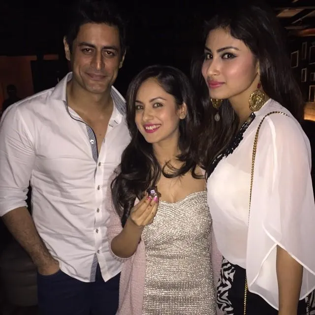 Mohit, Pooja dan Mouni. @pinkvilla