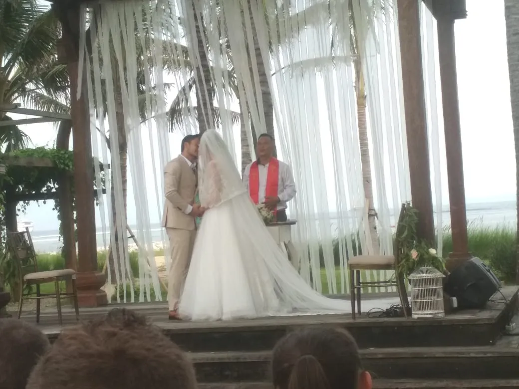 Ciuman romantis Randy dan Chelsey setelah dinyatakan sah © istimewa