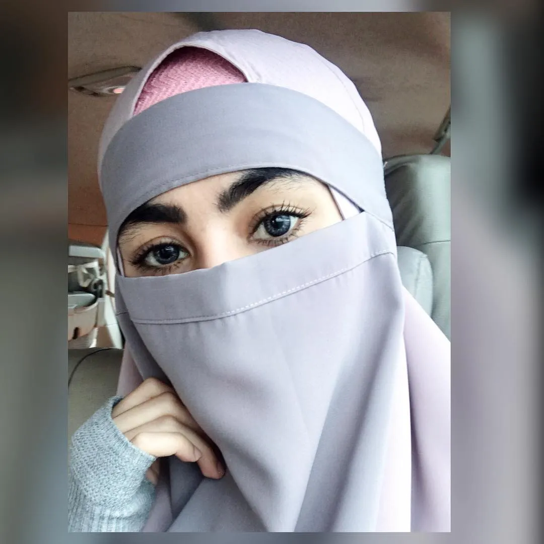 Kartika Putri saat memakai cadar © instagram.com/kartikaputriworld