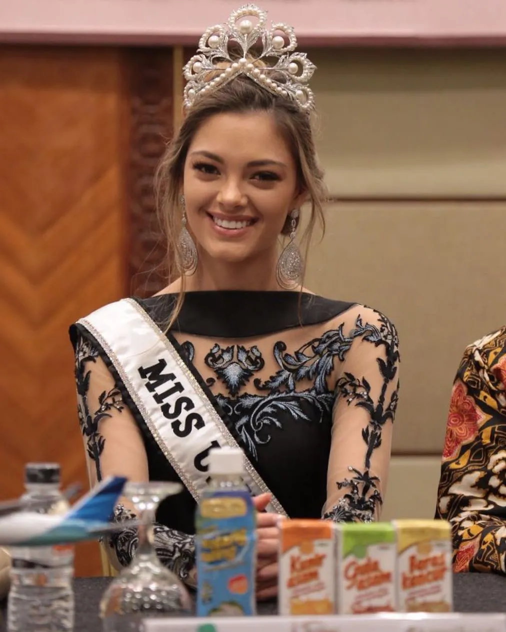 Demi saat hadir di press conference sebelum malam grand final Puteri Indonesia digelar © instagram.com/officialputeriindonesia