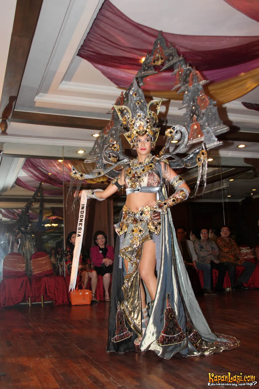 Elvira menang Best National Costume di Miss Universe 2014. ©KapanLagi.com®/Hendra Gunawan