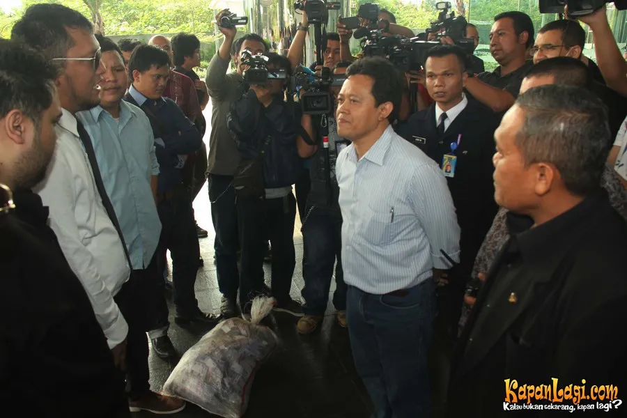 Didi Mahardika mewakili Rachmawati mengembalikan uang Rp 200 juta.