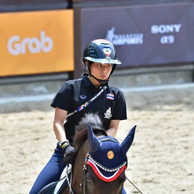 Putri Thailand turun ke SEA Games dengan dikawal 16 orang pasukan spesial © instagram.com/royalworldthailand