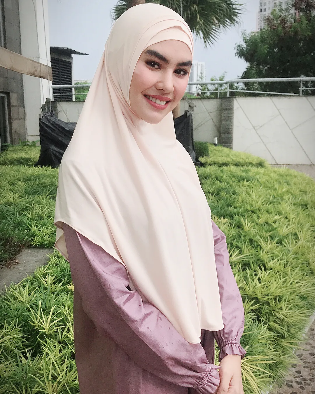 Kartika berusaha menenangkan keluarganya © instagram.com/kartikaputriworld
