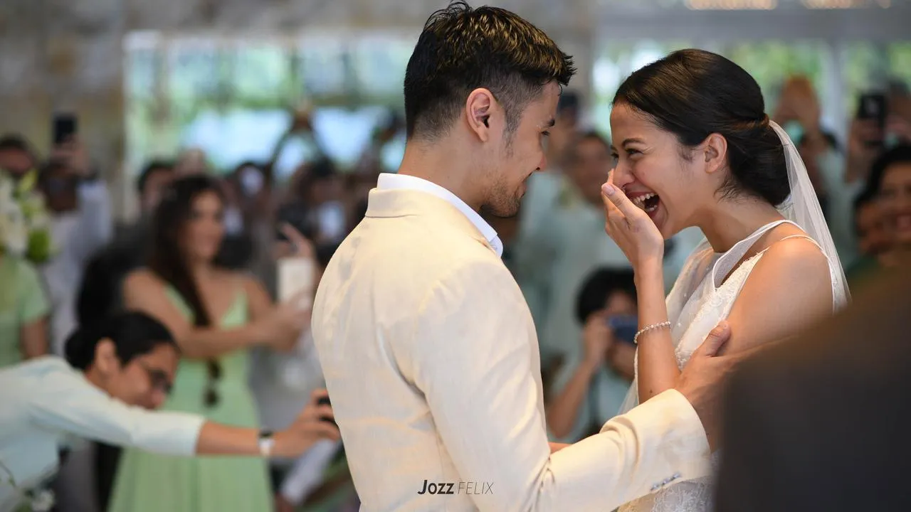 Chicco meminang Putri sebagai tanda keseriusannya. (Credit: Jozz Felix Photography)
