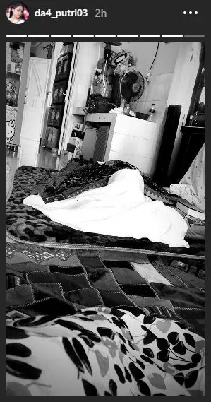 Jenazah ayahanda Putri DA disemayamkan di rumah duka © Instagram.com/da4_putri03