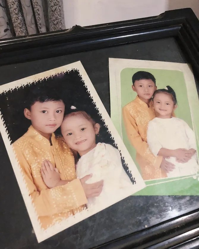 Foto jadul Rizky Febian dan adiknya, Putri Delina © instagram.com/putridelinaa