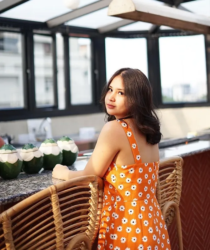 Putri Titian terlihat awet muda dengan dress berwarna cerah. © Instagram/putrititian