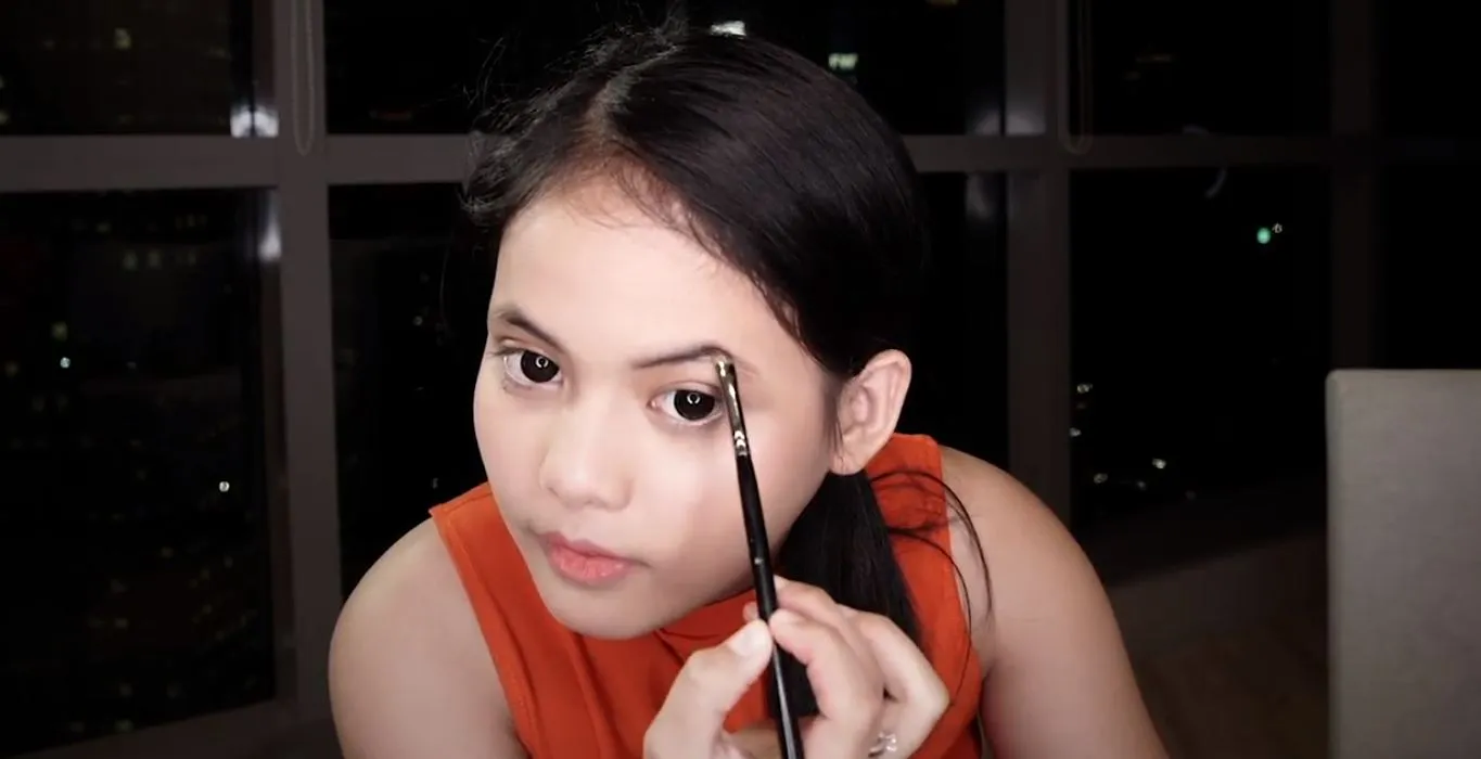 Putri menggunakan eye shadow untuk mempertajam alisnya. © vidio.com/indosiar