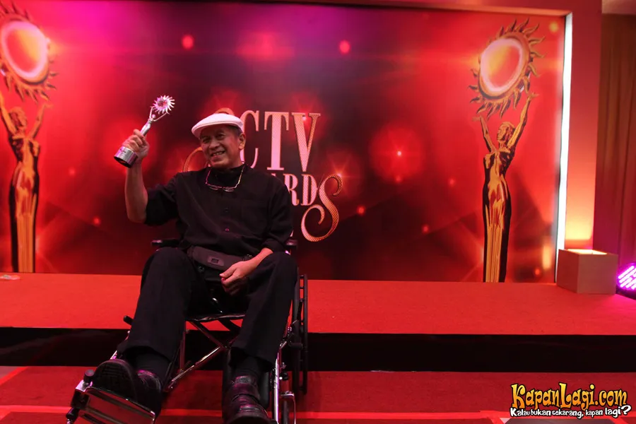 Dari atas kursi roda, Putu Wijaya menerima penghargaan Lifetime Achievement SCTV Awards