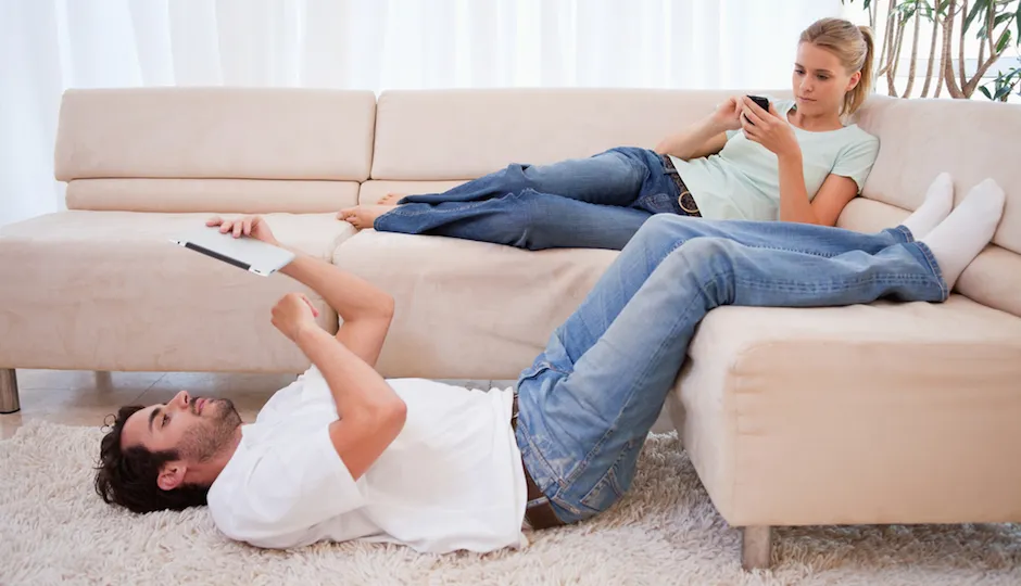 Suami sibuk dengan handphone