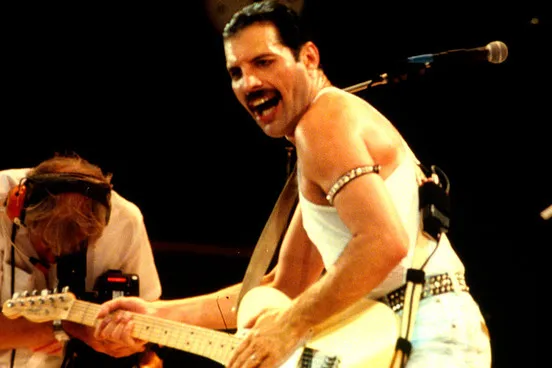 Penampilan Freddie Mercury bersama Queen dalam konser Live Aid | Foto: nme.com