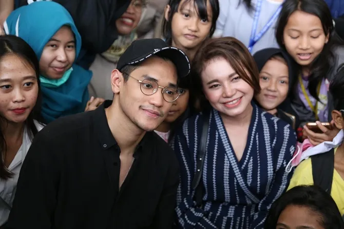 Potret kebersamaan Rossa dan Afgan saat menyambangi pasien Kanker di rumah sakit Rossa & Afgan © Bintang.com