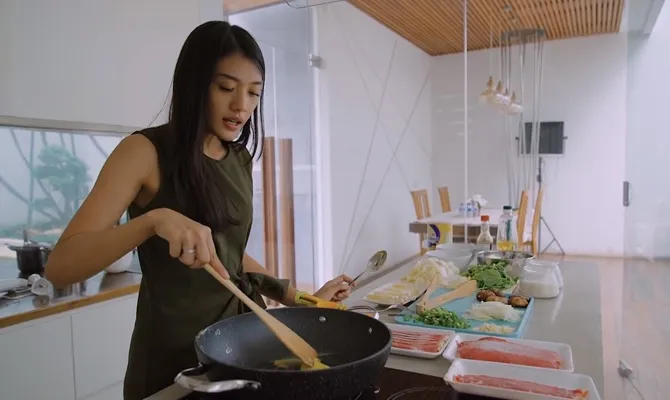 Anissa Aziza masak sukiyaki demi sang suami. © Youtube/Raditya Dika