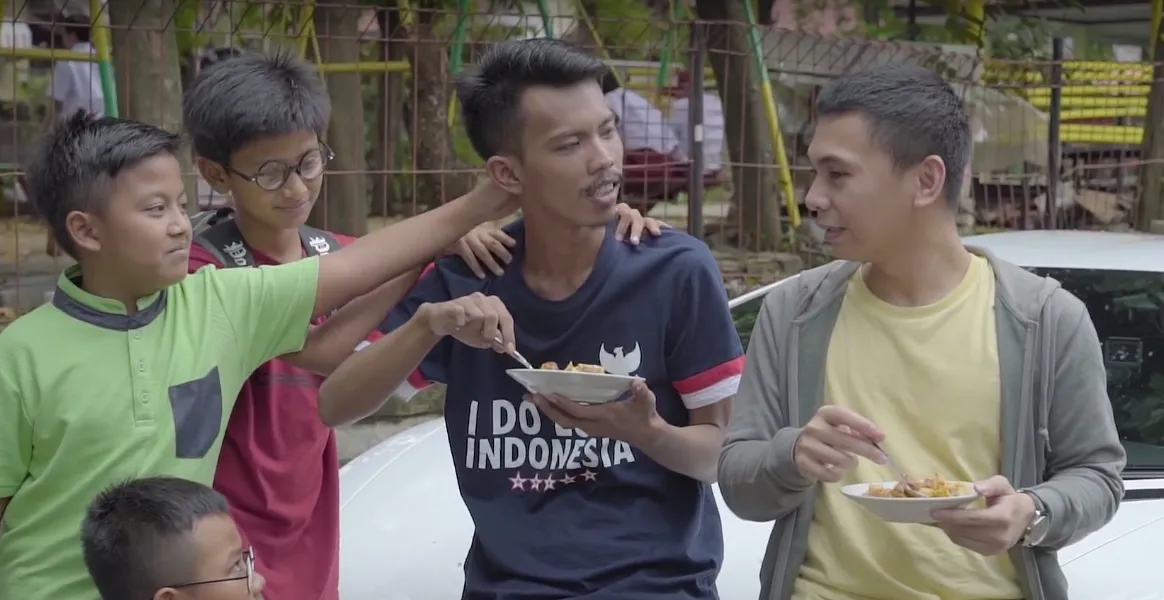 Radit makan batagor di atas mobil Lamborghini © Youtube/Raditya Dika