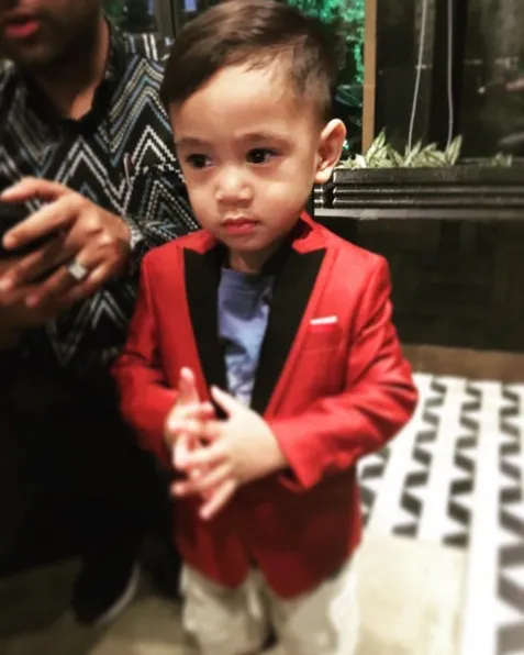 Bikin gemas! Lucunya Rafathar saat fitting jas untuk dipakai saat premiere filmnya. /©instagram.com/raffinagita1717