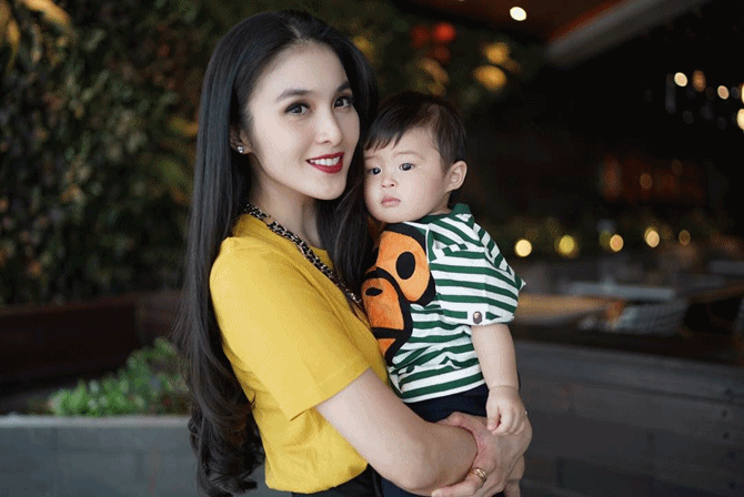 Sandra Dewi & anaknya, Rafa (credit: instagram.com/sandradewi88)