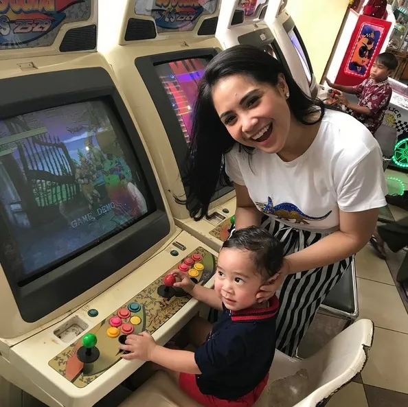 Lucunya Rafathar yang sedang serius bermain Game Arcade atau Ding Dong ditemani sang bunda. /©instagram.com/raffinagita1717