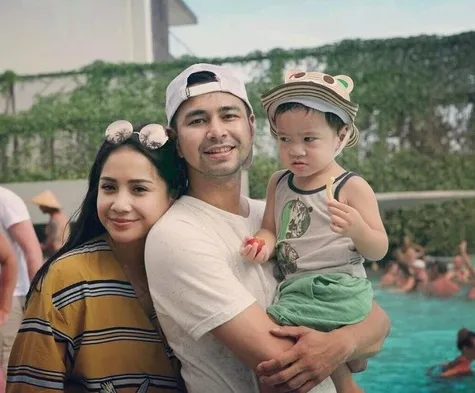 Senyum kebersamaan manis Raffi, Nagita dan Rafathar. Cute family! /©instagram.com/raffinagita1717