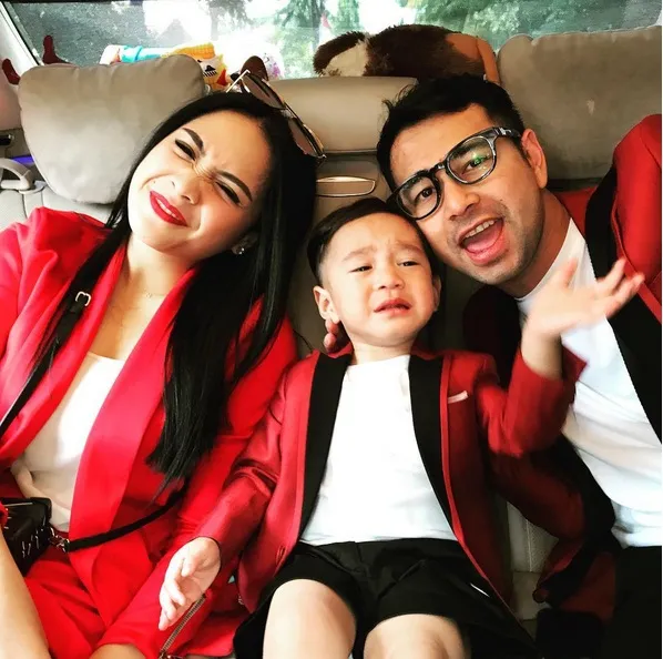 Siap untuka acara premiere, Raffi, Gigi dan Rafathar kompak kenakan busana serba merah! /©instagram.com/raffinagita1717