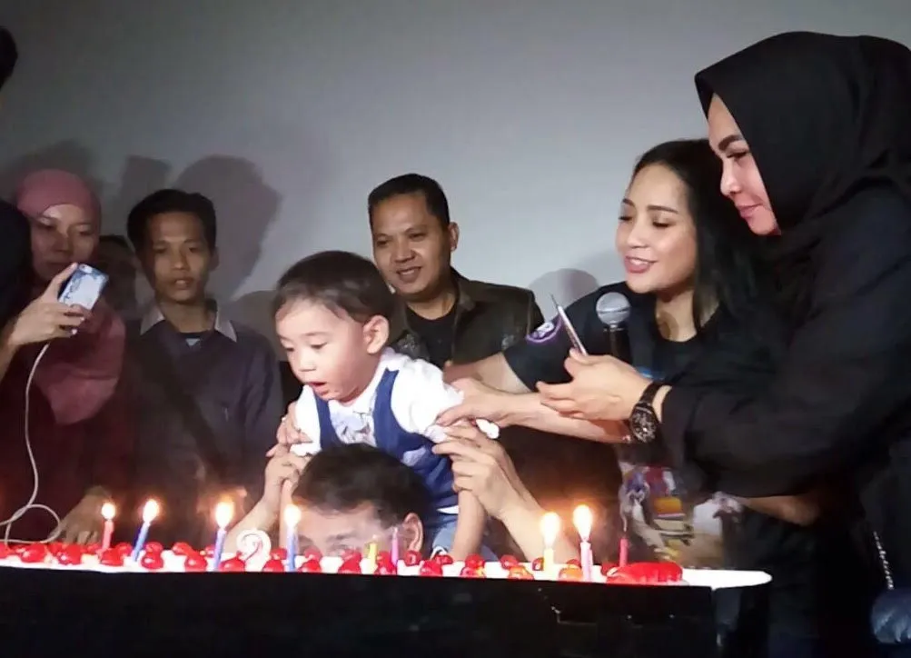 Suasana ulang tahun Rafathar kemarin malam, selasa (15/8). © KapanLagi.com/Abbas Adi Nugroho