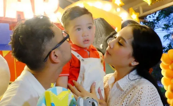 Rafathar sempat naik helikopter sebelum datang ke acara ulang tahunnya. 姆stimewa