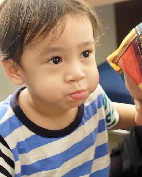 Ekspresi lucu Rafathar ini bikin gemas. So cute! /©instagram.com/nagitaslavina0288