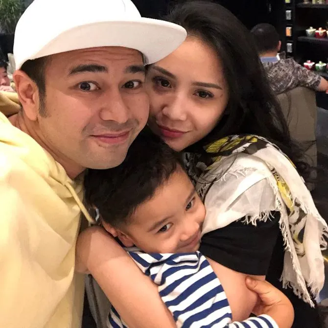 Potret kebersamaan Raffi Ahmad, Rafathar, dan Nagita Slavina © instagram.com/raffinagita1717