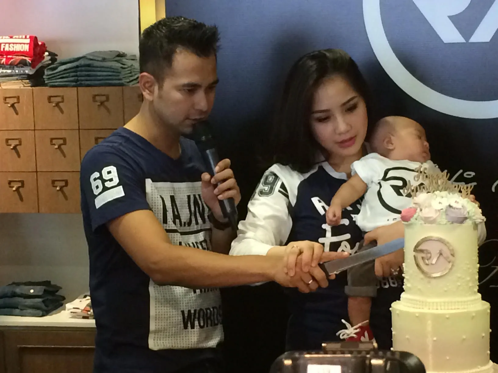 Raffi, Nagita dan Rafathar di acara peringatan hari pernikahannya, kawasan Gunadarma, Jakarta Selatan, Sabtu (17/10) © KapanLagi.com®/Hendra Gunawan