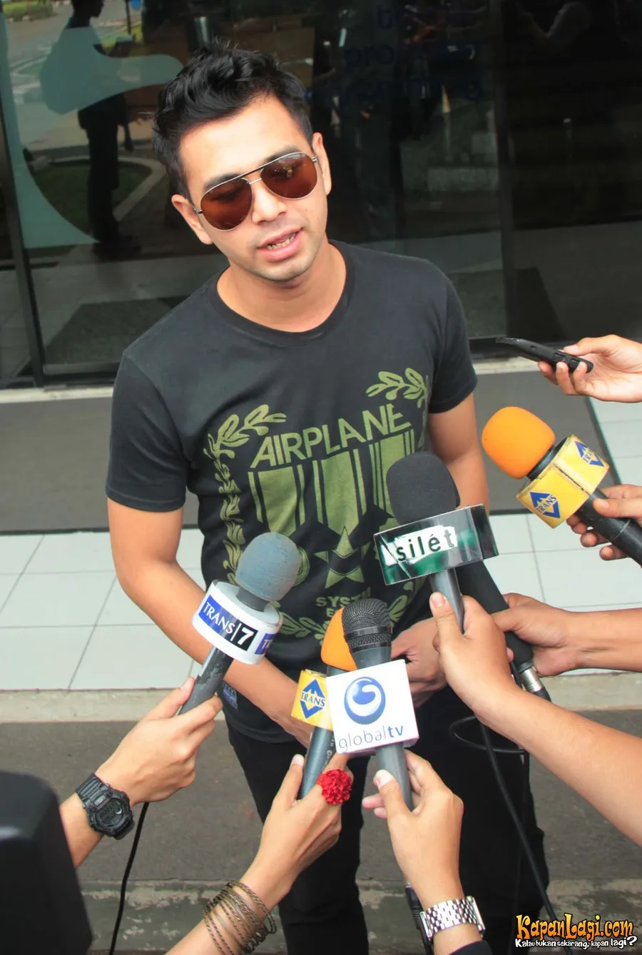 Wanda Hamidah menganggap Raffi Ahmad sosok yang ganteng.