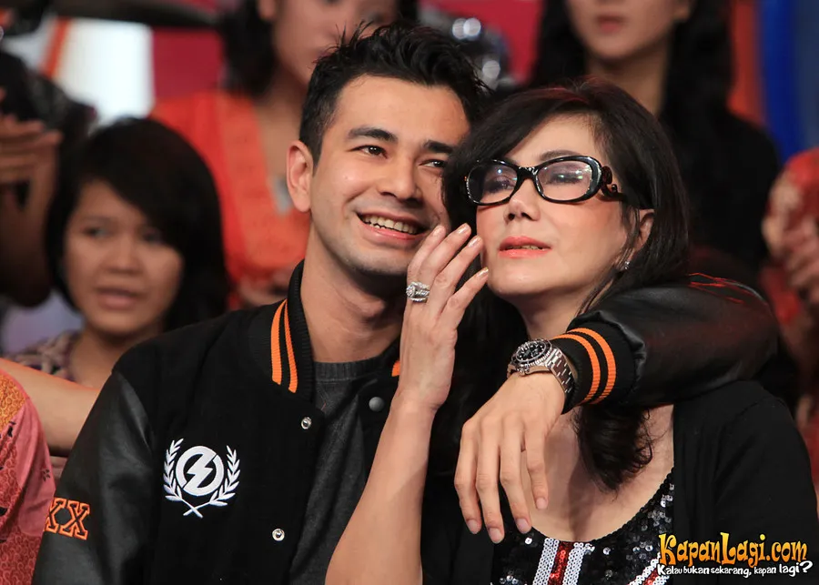 Ibunda mengungkap niatan Raffi Ahmad untuk menikah tahun ini atau tahun depan.