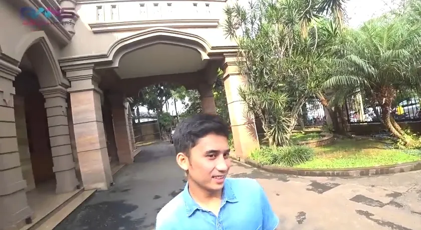 Alshad di halaman rumahnya ©youtube/ransenterntainment