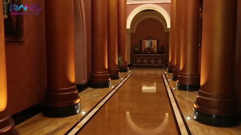 Bagian dalam rumah Alshad pun dihiasi pilar ©youtube/ransenterntainment