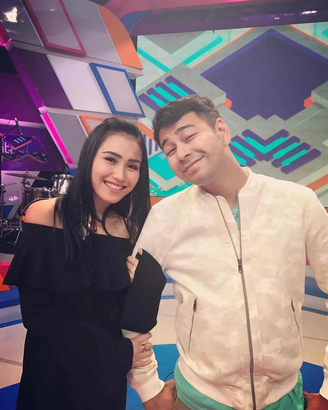 Raffi dan Ayu berfoto bersama untuk promo lagu baru © instagram.com/raffinagita1717