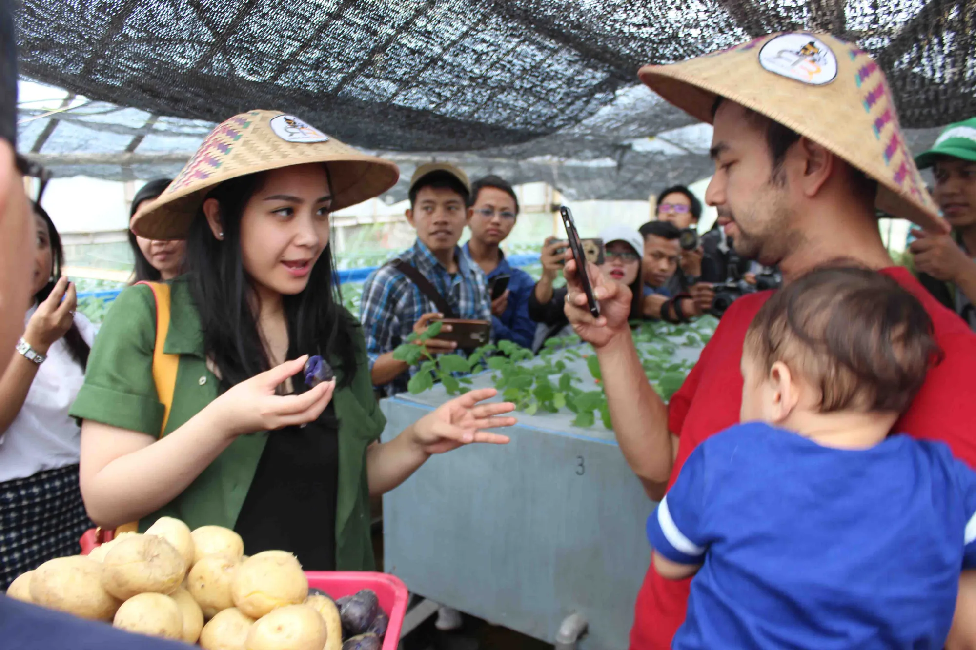 Bukan cuma sekedar mencari bahan, Raffi juga ingin membangun kerja sama dengan para petani di kota Batu © KapanLagi.com/Darmadi Sasongko