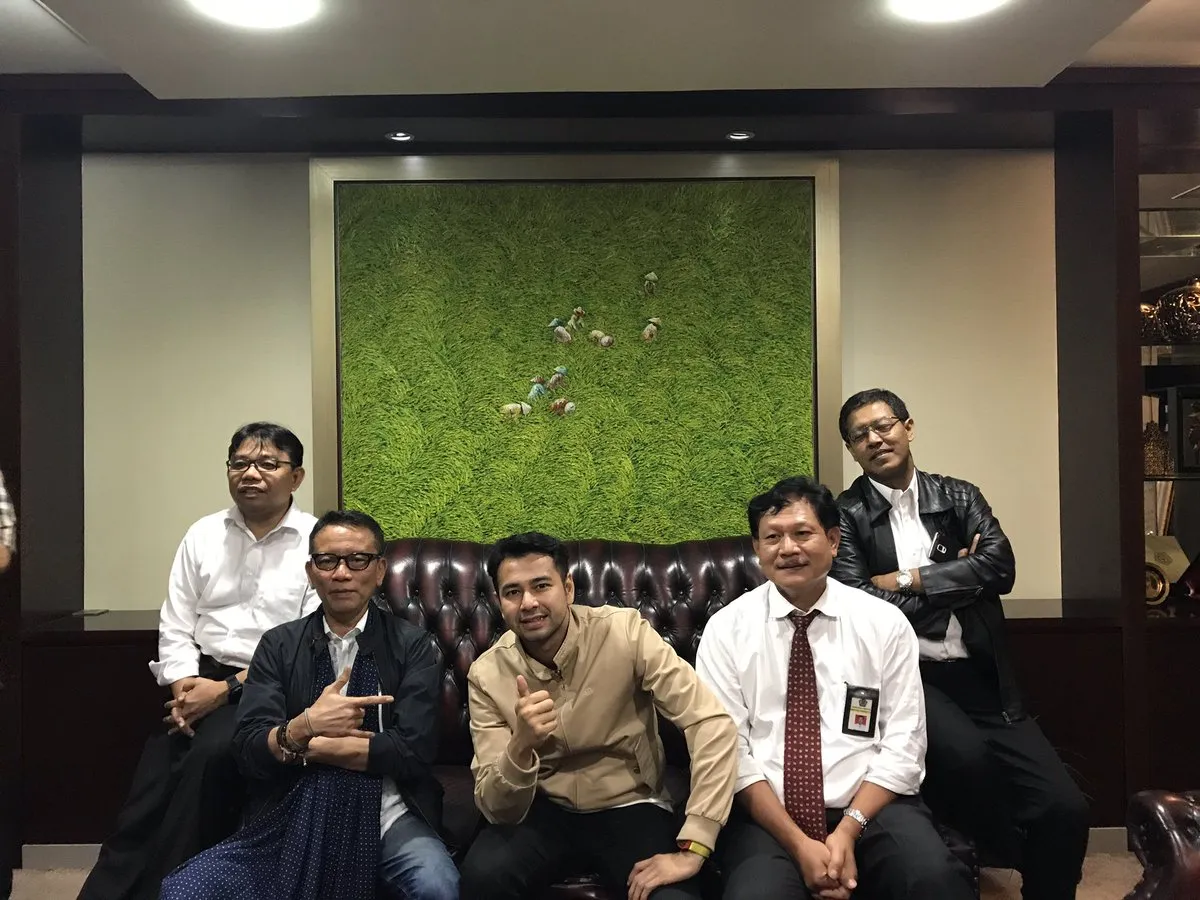 Raffi Ahmad berfoto dengan jajaran petugas Dirjen Pajak © twitter.com/RaffiAhmadLagi