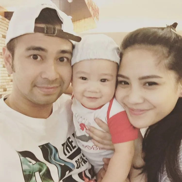 Raffi Ahmad posting selfie bareng Rafathar dan Nagita Slavina. ©Instagram/raffinagita1717