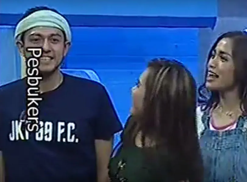 Bagian pribadi Ayu Ting Ting menyentuh Rifky Balweel © Youtube.com/Pecinta Pesbukers