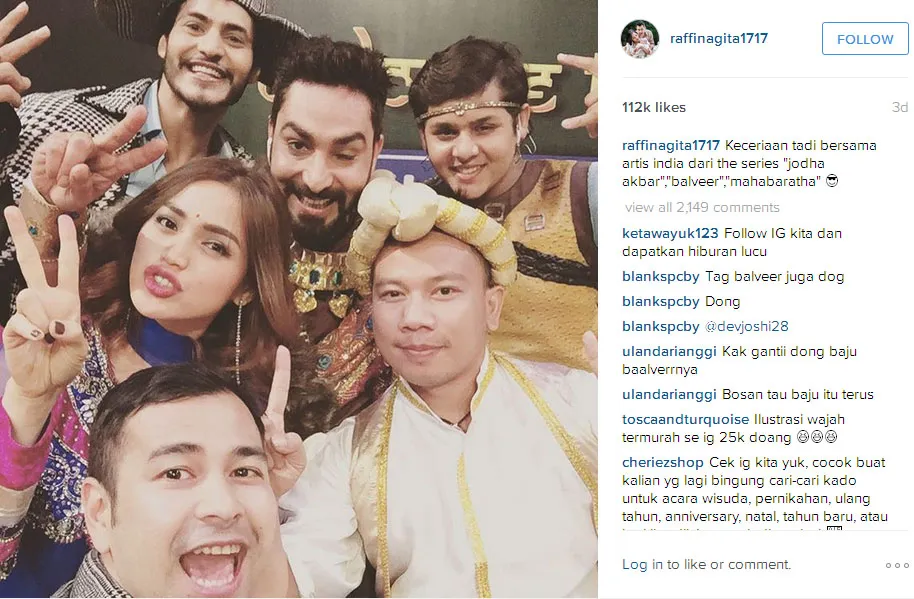 Begini nih gaya seru dan ceria mereka saat groufie bareng © Instagram.com/raffinagita1717
