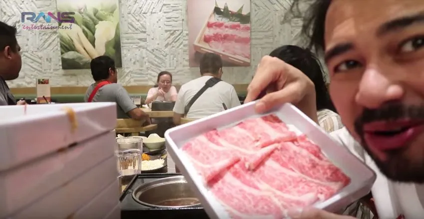 Raffi Ahmad menghabiskan 20 piring daging © youtube.com/rans entertainment