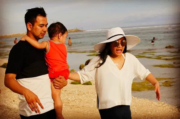 Raffi Ahmad terlihat menikmati liburannya di Bali bersama Gigi dan Rafathar © instagram.com/raffinagita1717