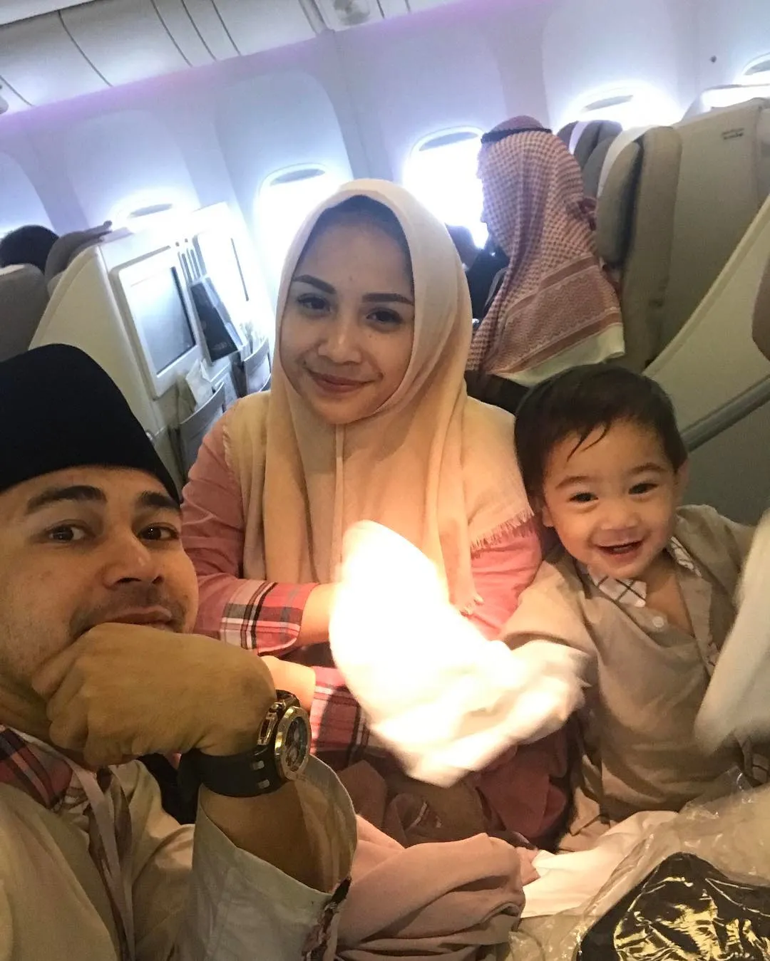 Raffi Ahmad bersama Nagita Slavina dan Rafathar pergi Umrah bareng. ©Instagram/raffinagita1717