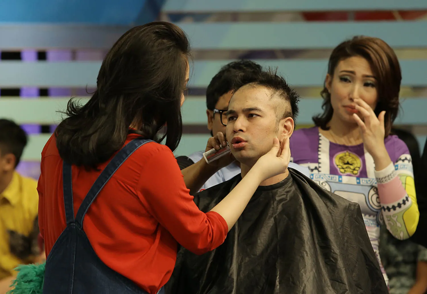 Nagita penuh sayang saat hendak menggunduli rambut Raffi ©Agus Apriyanto