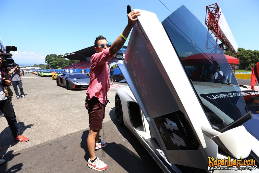 Santai jelang pernikahan, Raffi Ahmad mempersiapkan kejutan bersama komunitas Lamborghini. ©Foto: Busan