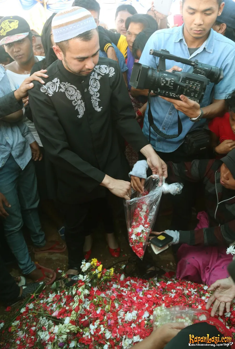 Raffi Ahmad langsung datang ke makam Olga Syahputra. ©KapanLagi.com®/Budy Santoso