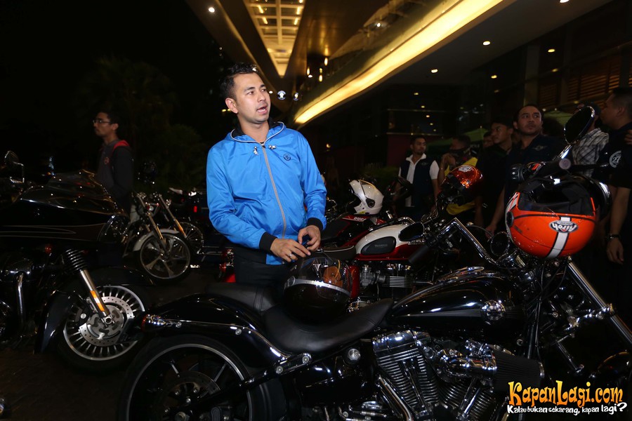 Raffi Ahmad Ajak Rombongan Mobil dan Motor Mewah ke Masjid 